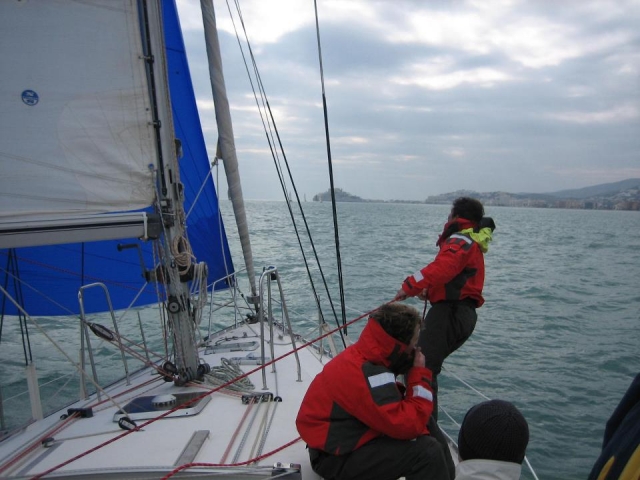 Frau auf einem Segelboot ziehend 